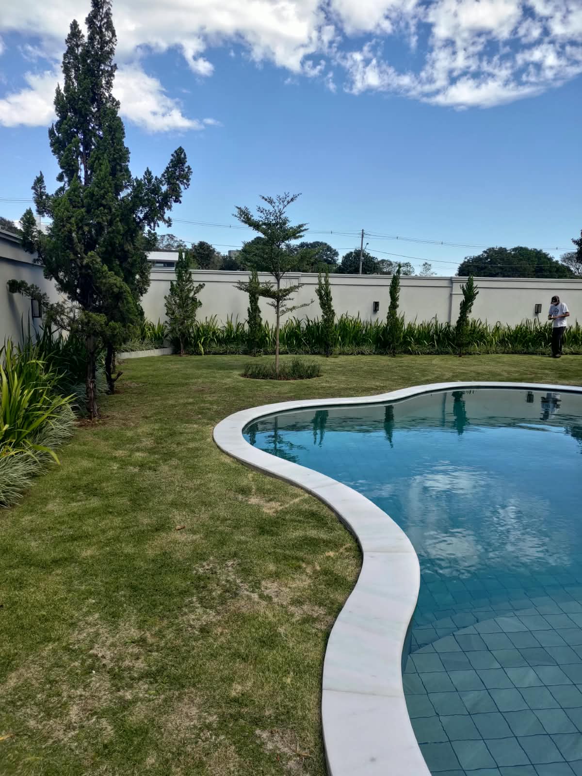 Serviço de jardinagem residencial com piscina executado pela RCMS Jardinagem